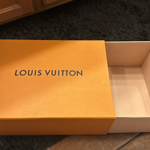 Louis Vuitton runaway sneaker
Size 6.5
Made in Italy - Picture 4 of 9
